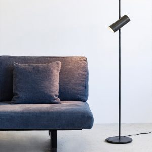 Staande lamp in blauwstaal van Koen Van Guijze