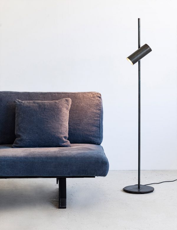 Staande lamp in blauwstaal van Koen Van Guijze
