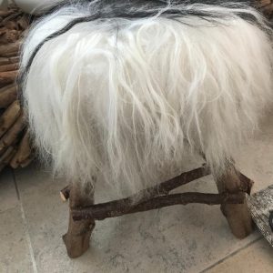 Pouf lang  haar op houten poten