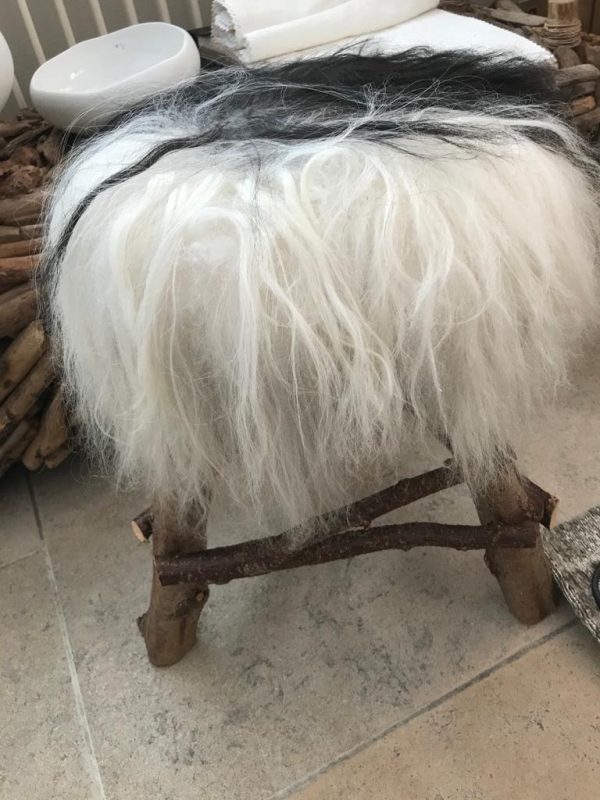 Pouf lang  haar op houten poten