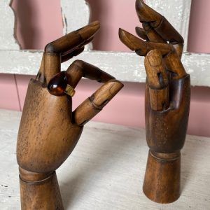 houten hand verkoop per stuk à 61 € (werkelijk grootte van een hand)