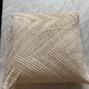 kussen 43 x 43 vulling dons licht  beige zig zag