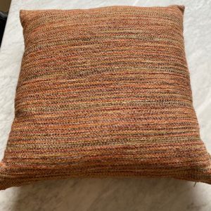 kussen 60 x 60 vulling dons  oranje streep in weving